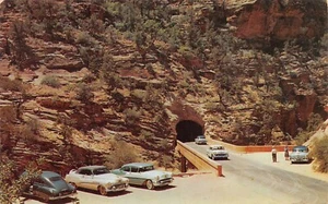 Tarjeta postal de colección East Entrance Zion Tunnel Mt.Carmel Hwy Springdale, UT años 50 - Imagen 1 de 2