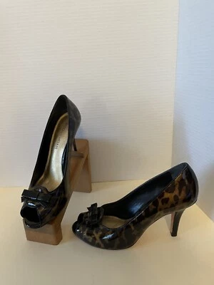 Zapatos de salón Antonio Melani talla 8 M estampado animal lazo charol negro marrón Foto 1 de 3