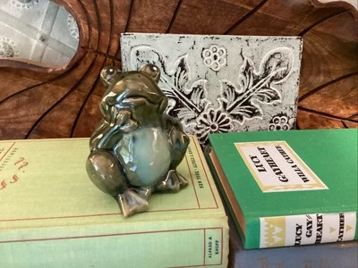 Estatuilla rana pensante de cerámica verde caprichosa aprox. Lindo sentado de 3" de alto Foto 1 de 4