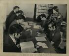 1971 Press Photo Dr. Julia Apter With Unidentified Students - Noa18922