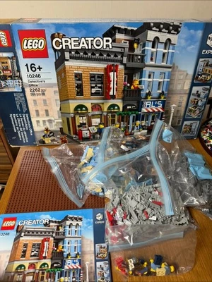 LEGO 10246 Detective’s Office + 10251 Brick Bank + 10255 Assembly Square - Image 1 of 4