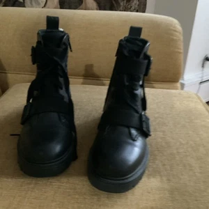 UGG Noe 1104731 Damengröße 8 schwarz Moto Biker klobige Leder-Kampfstiefel - Bild 1 von 13