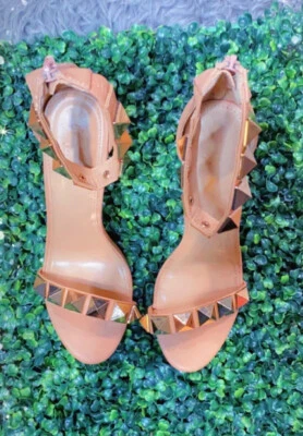Tacones Charlotte Russe color tostado con correa al tobillo 10 Foto 1 de 4