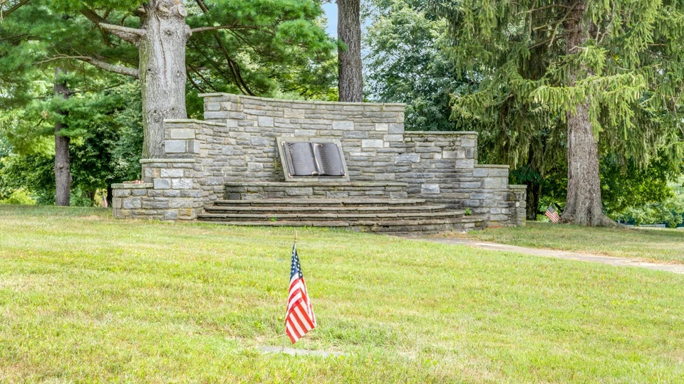 Dos parcelas de entierro lado a lado Philadelphia Memorial Park en Frazer, Pensilvania Foto 1 de 1
