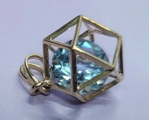 9ct Gold Caged Light Blue Aquamarine Charm Or Pendant - Bild 1 von 3