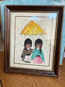 Vintage Ted Degrazia gerahmter Kreuzstich Südwest Junge & Mädchen unter Regenschirm - Bild 1 von 4