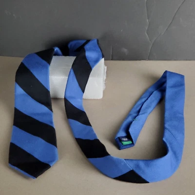 Corbata Tommy Hilfiger 59 pulgadas a rayas ajustada negra azul 71 % mezcla Woo1 29 % seda Foto 1 de 4