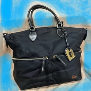Bolso de Mano Dooney & Bourke Negro Nylon Cuero Victoria Doble Asa Llavero Rosa Caliente - Imagen 1 de 3