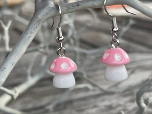 Rosa & weiß gepunktet Pilz Charm Haken Ohrhänger - Bild 1 von 4