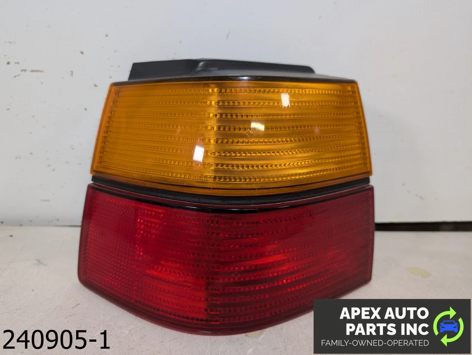 Luz trasera exterior OEM 1992-1995 Volkswagen Corrado 2,0 L, izquierda (DS) con bandeja para bombillas Foto 1 de 4