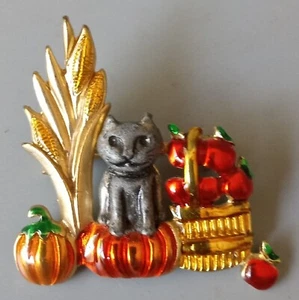 Halloween/Herbst Pin. Katze mit Herbstdeko. Goldtöne. 1.25"x1.25" - Bild 1 von 4