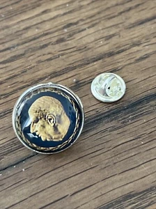 GROS PIN'S 2cm Métal Argenté Général De Gaulle President Français - Picture 1 of 2