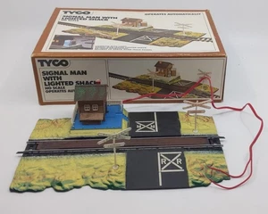 Tyco 928 HO Scale Signal Man w/Lighted Shack - Picture 1 of 1