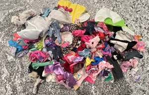 Enorme Lote Muñeca Barbie Mezcla Vintage Moderno Vestidos Faldas Ropa Accesorios - Imagen 1 de 15