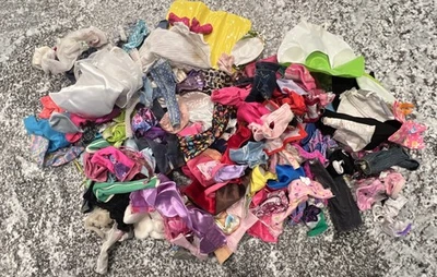 Enorme Lote Muñeca Barbie Mezcla Vintage Moderno Vestidos Faldas Ropa Accesorios Foto 1 de 4