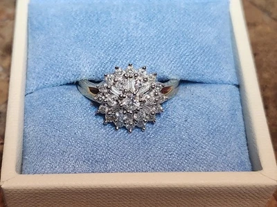 10 kt. Oro 1 ct. Anillo de diamantes naturales con racimo redondo. I1 o 12 claridad. color J Foto 1 de 4