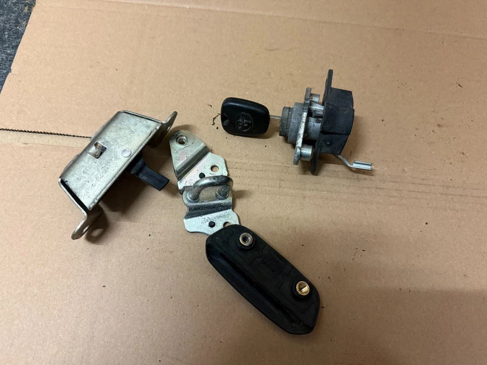 JUEGO DE LLAVES Y CAÑÓN TAPA MALETERO ORIGINAL CITROEN C1 PEUGEOT 107 2005-2014 Foto 1 de 1