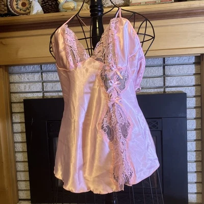 Lencería Babydoll Chemise Frederick's of Hollywood Rosa Satinado Lazos de Encaje Talla M Foto 1 de 4