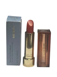 Merit Signature Lip Lightweight Lipstick in 《 FASHION》 - Bild 1 von 3