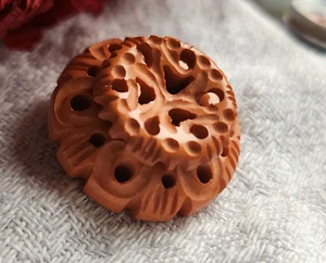 Bouton ancien collection orange rosé sculpté joli ajouré motif 2,6 cm ref 596 - Picture 1 of 3