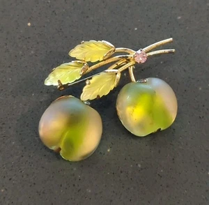 Spilla frutta vetro modellato Austria firmata Austria cornice oro pesche vintage G96 - Foto 1 di 9