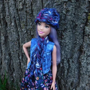 Lote de Gorros Tejidos de Telar Púrpura y Bufanda Trenzada - Lindo Conjunto Hecho por Artista para Barbie - Imagen 1 de 4