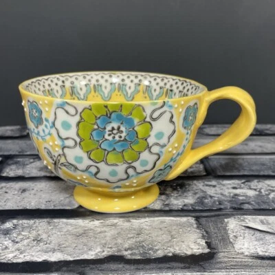 Caneca xícara de café Anthropologie Elka Ayaka Akila amarela floral com pés alça torcida - Imagem 1 de 4