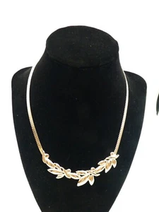 Collar Gargantilla Trifari Tono Plata, aproximadamente 16 pulgadas, Cierre 'C', Hojas y Cadena - Imagen 1 de 8
