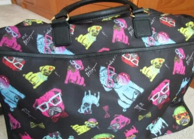 Bolsa de viaje Betsey Johnson Pugs Weekender/Carry On negra pop retro Foto 1 de 4
