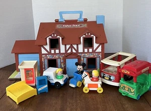 Vintage Fisher Price Little People Tudor House, Mail, Schaukelpferd, Bus, Telefon Posten - Bild 1 von 12