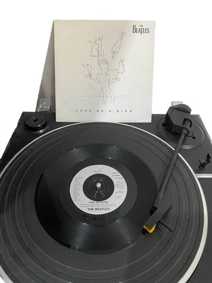 THE BEATLES - FREE AS A BIRD - VINYL SINGLE AND PICTURE COVER - Image 1 of 2