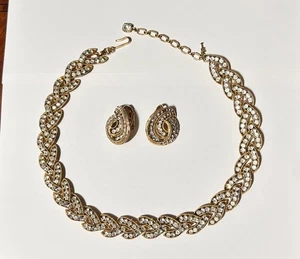 Juego de collar y pendientes gargantilla cabalgata cabalgata trifari corona años 60 de colección pedrería dorada - Imagen 1 de 23