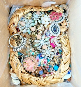6 Lb LOT BROKEN Crafting Jewelry Worn Mixed Metals Beads Necklaces Earring Brclt - Picture 1 of 9