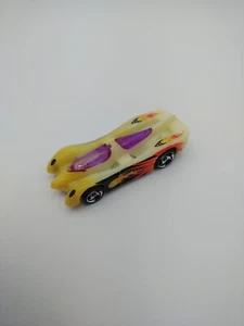 Coche blanco Hot Wheels Power Pistons/con bola de fuego (1994) - Imagen 1 de 4