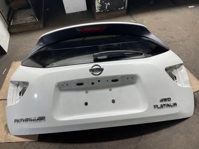 Nissan Pathfinder Platinum 2015 puerta trasera OEM+ (blanco perla) Foto 1 de 4
