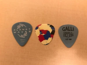 3 Guitar Picks - Picture 1 of 1