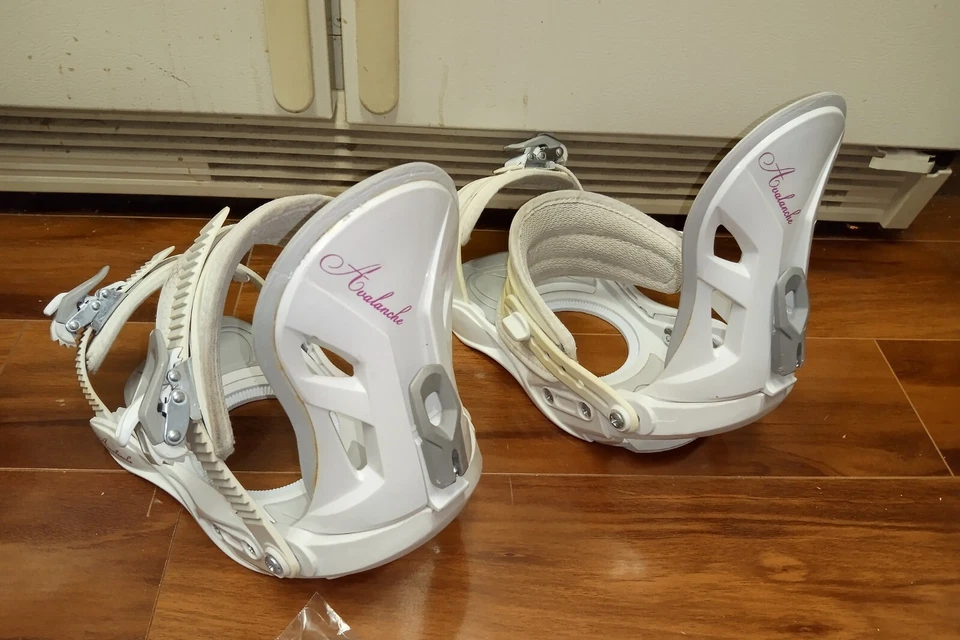 Par de fijaciones blancas de snowboard Avalanche Serenity para mujer pequeñas/medianas sin disco Foto 1 de 4