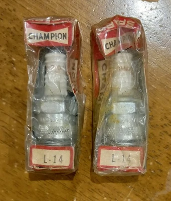 Vintage Champion L-14 Spark Plugs x 2 - Image 1 of 4