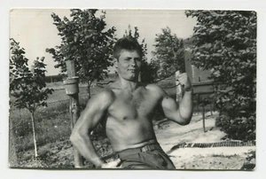 Hemdloser hübscher junger Mann Ausbuchtung Strand Beefcake liebevoll schwul Vintage Foto - Bild 1 von 2