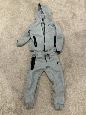 Traje de chándal Nike juvenil de gama alta. Capucha grande - Pantalones medianos - ¡CASI COMO NUEVOS! Foto 1 de 4