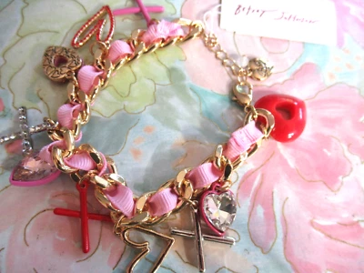 Pulsera Betsey Johnson Rosa Cinta Corazones XO Amor Dije San Valentín Tono Dorado NUEVO Foto 1 de 3