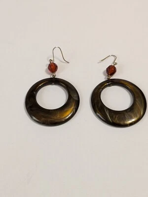 Pendientes colgantes de gancho círculo abierto acrílico marrón jaspeado. Cuentas facetadas. 2". Foto 1 de 4