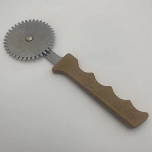 Vtg 60's Travco Hippie Daisy Flowers Yellow Kitchen Utensil Dough Pastry Cutter - Picture 1 of 8