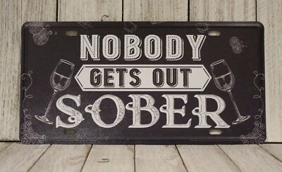 Advertencia Nadie sale sobrio letrero de hojalata divertido bar hombre cueva cerveza fiesta para beber Foto 1 de 4