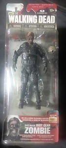 The Walking Dead Serie 4 Gas Mask Riot Gear Zombie McFarlane Toys OVP Blister - Bild 1 von 2