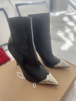 Christian Louboutin Calamijane Booty-NIB-Size 38 100mm - Image 1 of 4