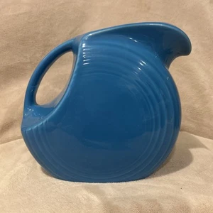 Brocca a disco grande Fiesta blu pavone 67 oz. 7"H Fiestaware HLC 2005 USA ritirato - Foto 1 di 6