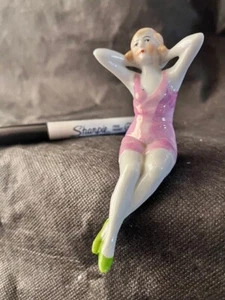 Antigua estatuilla de belleza de baño sentada alemana de porcelana 5" rosa suite de baño - Imagen 1 de 8