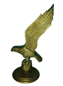 Estatuilla de mesa de escritorio vintage de latón macizo águila calva voladora halcón pájaro 8 1/2" - Imagen 1 de 10