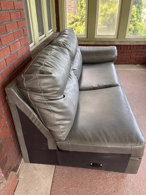 Sofá gris imitación cuero (solo parcial) usado. Foto 1 de 2